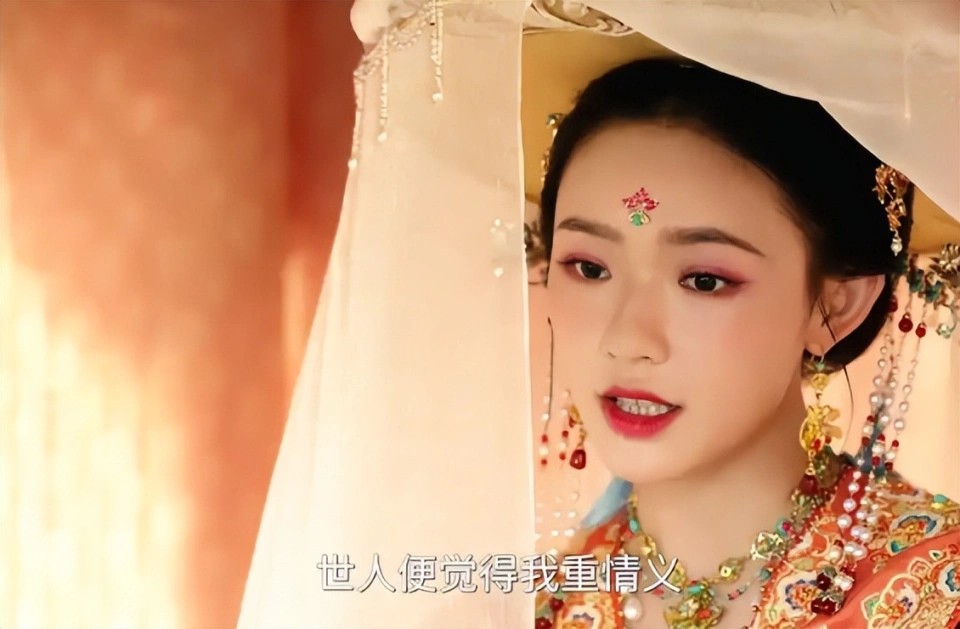 陈婷44岁生日真隆重,戴全套珠宝穿礼服,张艺谋手臂青筋突兀抢镜