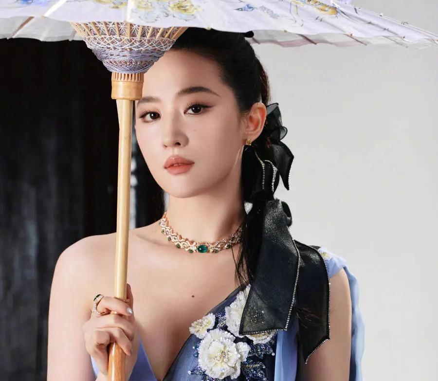 71岁赵雅芝拍广告引热议,被指“装少女”