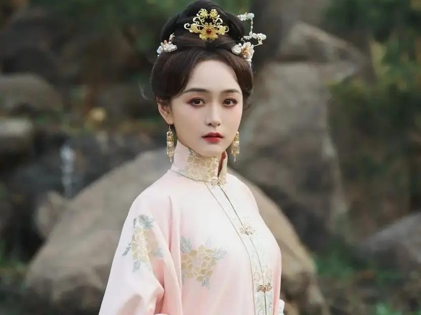 沈腾林允恋情传闻再起波澜,月嫂晒照引发热议,凤凰联动总裁出面辟谣