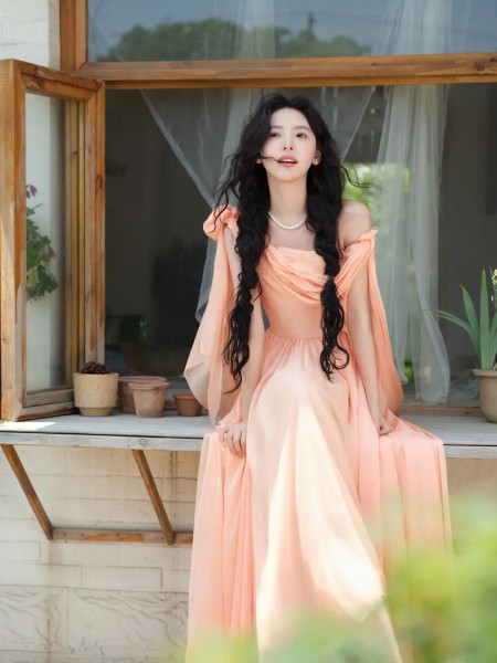 芭莎之夜红毯:戚薇像敬酒新娘,李一桐像在逃公主,卢昱晓像邻家女孩