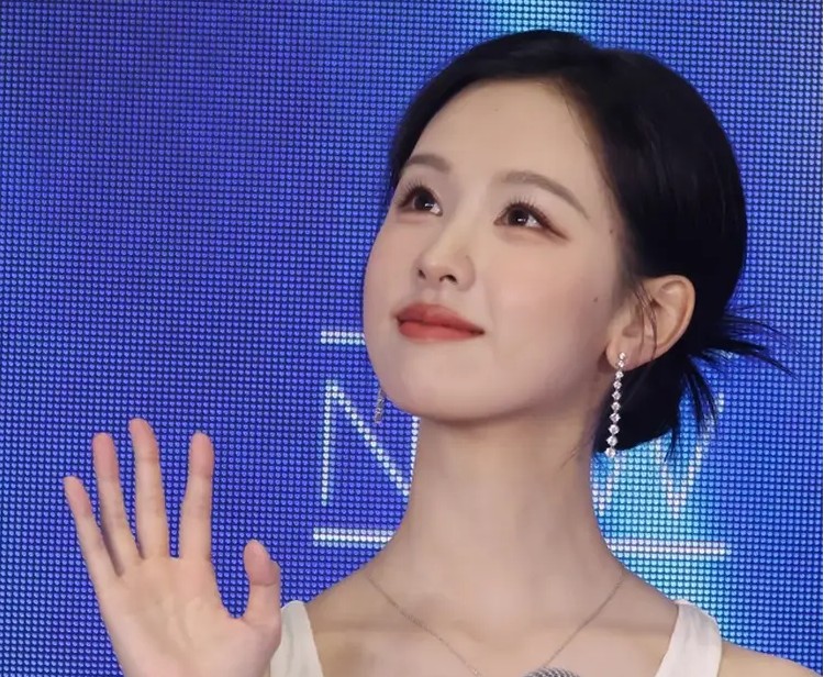 黄奕嘲讽网友惹众怒,放话前夫贩毒与女儿无关,遭抵制破防删评