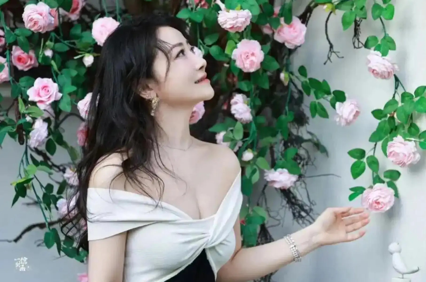 鞠婧祎女艺人首做米兰最大屏应援!网友警告:枪打出头鸟