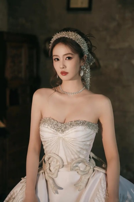 泫雅舞台晕倒引关注，报平安并致歉展担当