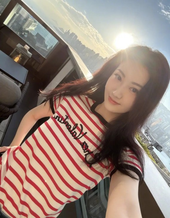 周涛婉拒签名仍被怼脸拍，被追到停车场