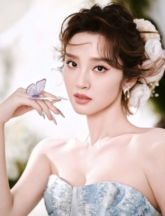 文章带女友和妈妈聚餐 醉酒全程被女友搀扶下楼