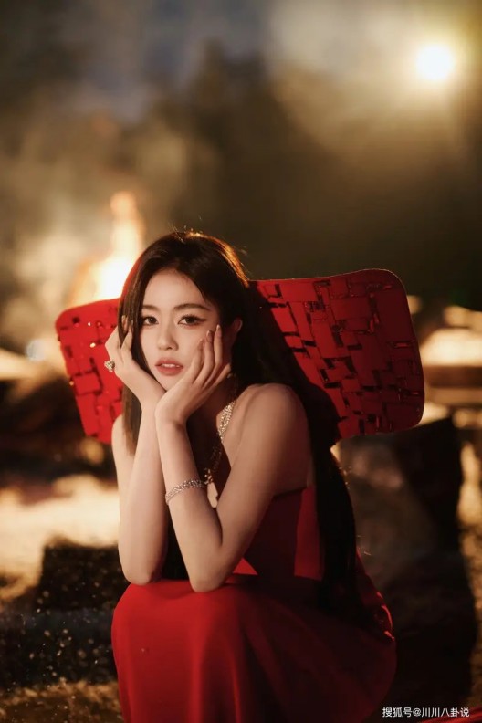 马国明胡鸿钧拉队捧黄智雯！4人神还原《降魔的》照片姿势！