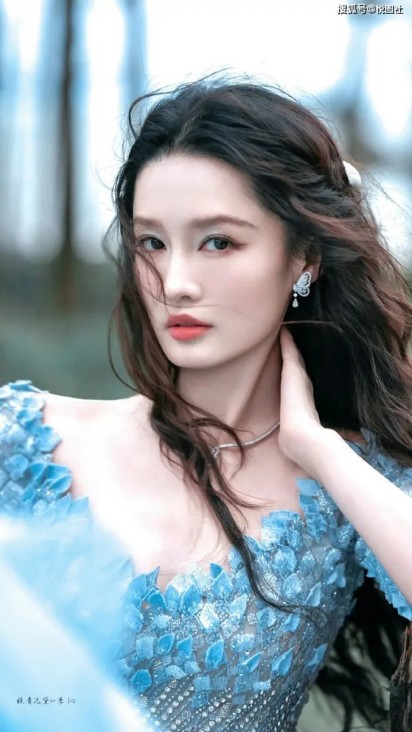 明星过气瞬间！baby妆没化完就被要求直播，头发乱蓬蓬举鞋子尬笑