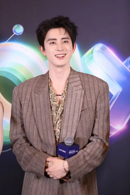 香港知名星三代首次拍广告！获父母大力支持，被指父子太相像