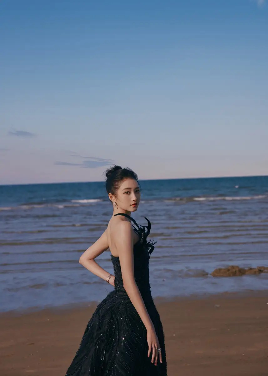 香港“千亿儿媳”徐子淇手挽设计师，李家诚拿酒杯跟随，夫妻齐撑新项目